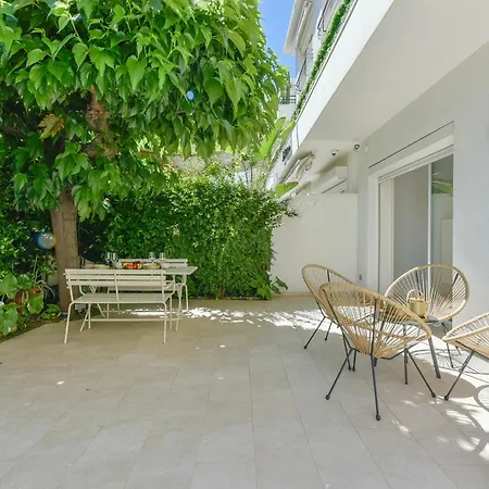 First Floor Walk To Garage Apartment Cannes