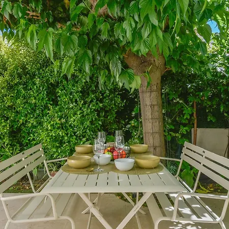 1-bedroom Walk To Garage *