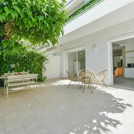 First Floor Walk To Garage Apartment Cannes