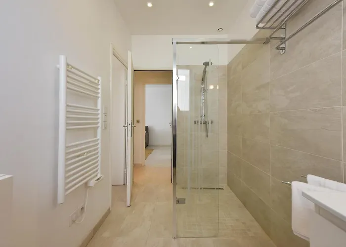 1-bedroom Walk To Garage Cannes
