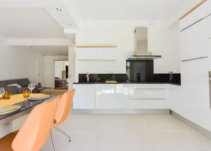 1-bedroom Walk To Garage * Cannes