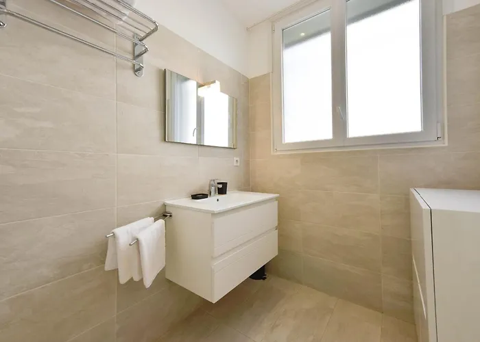 Daire 1-bedroom Walk To Garage *