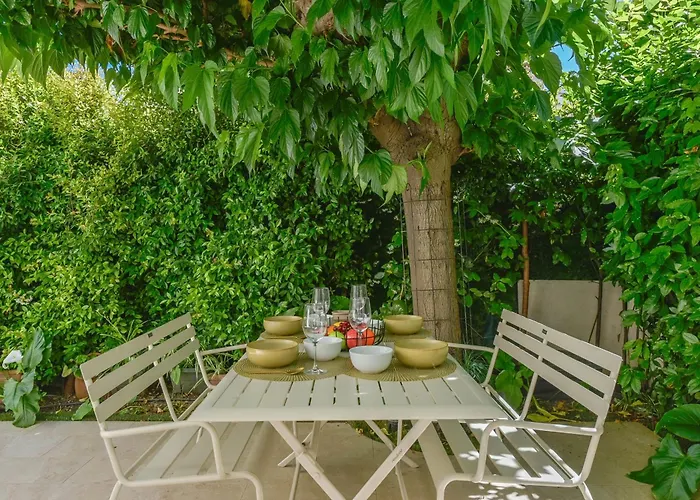 1-bedroom Walk To Garage *